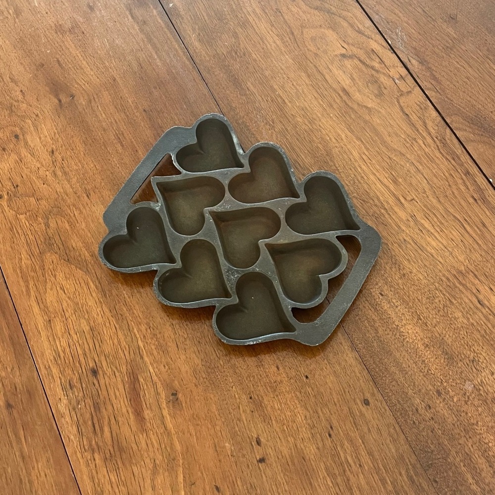 Vintage Cast Iron Sweet Heart Muffin Pan